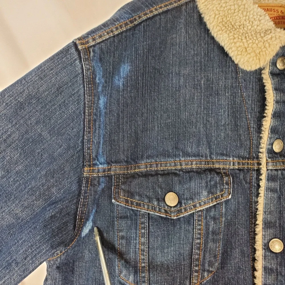 Levis Mens Sherpa Lined Denim Trucker Jacket XL Dark Wash 70520 Blue Stain